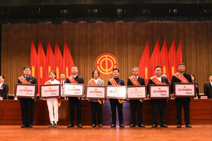 上台领奖(1).jpg